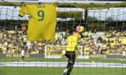 Un maillot floqué Sala accroché au filet d'un but en hommage à l'ancien attaquant nantais, avant le match entre Nantes et Nîmes, le 10 février 2019 à La Beaujoire