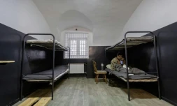 Une photo publiée le 11 janvier 2025 sur le compte Telegram du président ukrainien Volodymyr Zelensky présente un soldat comme un prisonnier nord-coréen détenu par les autorités ukrainiennes dans un lieu non divulgué en Ukraine, après avoir été capturé par l'armée ukrainienne