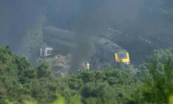 Des services de secours sont sur les lieux du déraillement du train le 12 août 2020, à Stonehaven (nord-est de l'Ecosse)