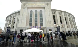 Des résidents du Bronx, quartier de New York trÚs touché par la pandémie, attendent pour se faire vacciner au stade des Yankees, le 5 février 2021