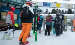 Des skieurs attendent de prendre un télésiège lors de la réouverture des stations de ski, le 24 décembre 2020 à Sommering, en Autriche