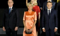 Le président brésilien Jair Bolsonaro (g) aux côtés de Brigitte et Emmanuel Macron, le couple présidentiel français, au sommet du G20 à Osaka le 28 juin 2019