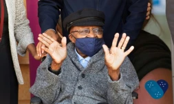 L'ancien archevêque Desmond Tutu à la sortie du Brooklyn Chest Hospital, après avoir été vacciné contre le Covid-19, le 17 mai 2021 au Cap, en Afrique du Sud