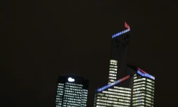 Des tours de bureaux éclairées la nuit à La Défense le 18 décembre 2012