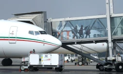 Des passagers débarquent d'un avion parqué sur le tarmac de l'aéroport de Nantes le 2 avril 2013 à Bouguenais, en Loire-Atlantique