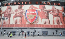 File d'attente pour se faire vacciner dans le stade d'Arsenal, à Londres, le 25 juin 2021