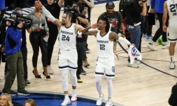 Dillon Brooks (24) et Ja Morant des Memphis Grizzlies après leur qualification pour les demi-finales de Conférence en NBA le 29 aqvril au Target Center à Minneapolis