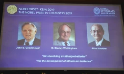 Le prix Nobel de Chimie décerné à l'Américain John Goodenough (g), le Britannique Stanley Whittingham (c) et le Japonais Akira Yoshino pour l'invention des batteries au lithium, le 9 octobre 2019 à Stockholm, en SuÚde