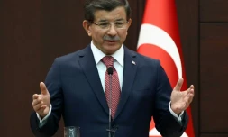Le Premier ministre turc Ahmet Davutoglu prononce un discours, lors d'une conférence de presse commune avec la chanceliÚre allemande Angela Merkel, à Ankara le 8 février 2016