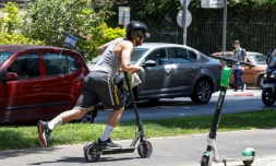 Un homme file sur une trottinette électrique dans une rue de Tel Aviv, le 30 mai 2019