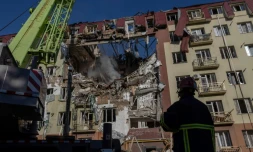 Des secouristes ukrainiens travaillent sur le site d'un immeuble endommagé par une frappe à Odessa, le 6 avril 2026