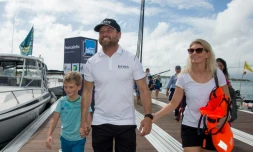 Le skipper Alex Thomson, accueilli par sa famille à son arrivé, à Pointe-à-Pitre, au terme de sa Route du Rhum, le 16 novembre 2018