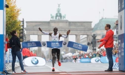 Le Kenyan Eliud Kipchoge vainqueur du marathon de Berlin en 2h03:34, le 24 septembre 2017