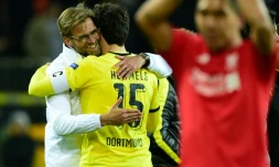 L'entraîneur de Liverpool Jürgen Klopp étreint son ancien défenseur à Dortmund Mats Hummels lors du quart de finale aller de l'Europa League opposant les deux équipes, le 7 avril 2016 à Dortmund