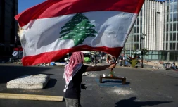 Un manifestant libanais agite le drapeau national Ă un barrage dans la capitale Beyrouth, le 30 octobre 2019