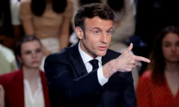 Le président Emmanuel Macron pendant l'émission "La France face a la guerre" diffusée sur TF1, à Saint-Denis, au nord de Paris, le 14 mars 2022