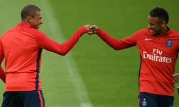 La jeune recrue parisienne Kylian Mbappé plaisante avec Neymar Jr, lors d'un entraînement du PSG au Camp des Loges, le 6 septembre 2017