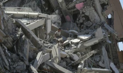 Un Palestinien tente de récupérer quelques affaires au milieu des décombres dans un secteur de Deir al Balah dont l'armée israélienne s'est retirée, le 29 août 2024