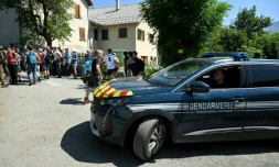 Un véhicule de la gendarmerie passe prÚs de bénévoles participant aux recherches d'Emile, deux ans et demi, disparu samedi dernier, le 10 juillet 2023 au Vernet, dans les Alpes-de-Haute-Provence