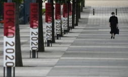 Les logos de Tokyo 2020 affichés dans une rue près du parc du bord de mer d'Odaiba, à Tokyo, le 7 juillet 2021