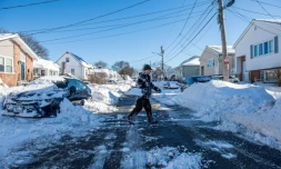 Un habitant déneige une rue à Revere, dans le Massachusetts, le 24 février 2026.