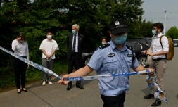 L'ambassadeur canadien Dominic Barton (3e gauche) arrive au centre de détention de Dandong où Michael Spavor est détenu, dans la province chinoise de Liaoning (nord-est), le 11 août 2021