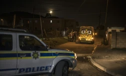 Un véhicule de police escorte des ambulanciers en intervention au township Philippi, près du Cap, le 15 avril 2025 en Afrique du Sud