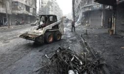 Un tracteur dans la ville d'Alep, reprise par les forces gouvernementales, le 27 décembre 2016