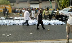 Les victimes de l'accident alignées sur le macadam, à Tuxtla Gutierrez le 9 décembre 2021