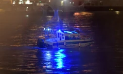 Un bateau de police participe aux recherches aprÚs le naufrage d'un bateau de touristes sud-coréens sur le Danube, à Budapest le 30 mai 2019