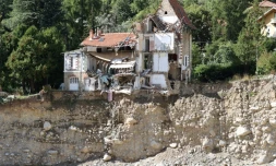 Une maison du village de Saint-Martin-Vésubie, détruite et en équilibre au bord d'un terrain emporté par les crues du 2 octobre 2020. Photo prise le 21 septembre 2021, près d'un an après la catastrophe.