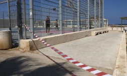 Un bandeau bloque l'entrée de la plage dans la ville portuaire de Haïfa, dans le nord d'Israël, le 25 août 2024