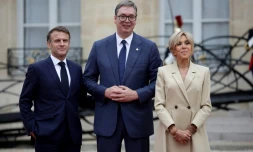 Emmanuel Macron (g) avec son homologue serbe Aleksandar Vucic (centre) et son épouse Brigitte Macron (d) au Palais de l'Elysée à Paris le 26 juillet 2024
