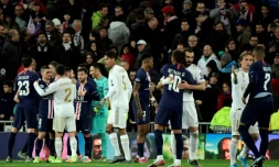 Les joueurs du Real Madrid et du PSG se saluent à l'issue du match en Ligue des champions, le 26 novembre 2019, à Bernabeu à Madrid 