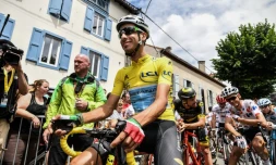 Le maillot jaune Fabio Aru en tête du peloton avant le départ de la 13e étape du Tour de France à Saint-Girons, le 14 juillet 2017 