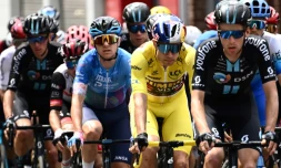 Le maillot jaune du Tour de France, le Belge Wout Van Aert, lors de la 5e étape, le 5 juillet 2022 à Lille