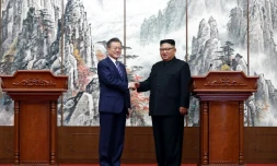 Le président sud-coréen Moon Jae-in (g) et le président nord-coréen Kim Jong Un à l'issue d'une conférence de presse commune après le sommet inter-coréen de Pyongyang, le 19 septembre 2018