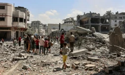 Des Palestiniens inspectent les décombres après qu'une frappe israélienne a détruit la mosquée al-Tawheed Wal Sunna dans le quartier de Daraj à Gaza, le 7 septembre 2025