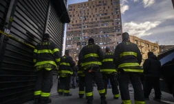 Des pompiers devant l'immeuble qui a pris feu dans le quarteir du Bronx à New York, le 10 janvier 2022