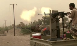 Capture d'écran d'une vidéo de l'AFPTV montrant des membres des forces progouvernementales opérant des mitrailleuses lourdes au sud de Hodeida, dans l'ouest du Yémen, le 15 juin 2018