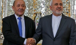 Le ministre iranien des Affaires étrangères Mohammad Javad Zarif (d) et son homologue français Jean-Yves Le Drian, le 5 mars 2018 à Téhéran