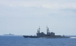 Cette photo non datée, diffusée par le ministère taïwanais de la Défense le 13 septembre 2023, montre le porte-avions chinois Shandong (à gauche) surveillé en mer par un navire de guerre taïwanais de classe Keelung.