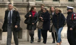 Capture d'Ă©cran d'une vidĂ©o tournĂ©e par l'AFPTV montrant les filles de Jacqueline Sauvage arrivant Ă l'ĂlysĂ©e Ă Paris, le 29 janvier 2016, pour rencontrer le PrĂ©sident François Hollande