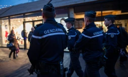 Des gendarmes patrouillent sur le marché de Noël à Tours le 23 décembre 2016
