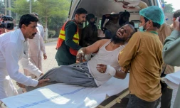 Les secours transportent un homme blessé à Multan le 31 octobre 2019 dans l'incendie d'un train prÚs de Rahim Yar Khan dans la province pakistanaise du Pendjab