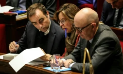 Le Premier ministre SĂ©bastien Lecornu, les ministres des Comptes publics, AmĂ©lie de Montchalin, et de l'Ăconomie, Roland Lescure, Ă l'AssemblĂ©e nationale le 24 octobre 2025