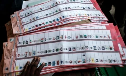 Vérification de la validité des bulletins de vote durant le décompte des voix aux élections présidentielle, législatives et sénatoriales, le 23 février 2019 à Port Harcourt, dans le sud du Nigeria