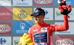 Le coureur belge de l'équipe Quick-Step, Remco Evenepoel, sur le podium après sa victoire lors de la 10e étape de la Vuelta, le 28 août 2022