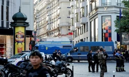 Des policiers, des gendarmes et un soldat sécurisent la zone devant une boutique Louis Vuitton après qu'un homme ait attaqué un policier avec un couteau, sur les Champs-Elysées, à Paris, le 18 juillet 2024.