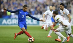 Le jeune attaquant des Bleus Kylian Mbappé défie l'arrière garde espagnole en match amical au stade de France, le 28 mars 2017